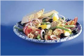 Geserveerd met rauwkostsalade sla,komkommer,tomaten, wortellen,uien, feta kaas en dressing