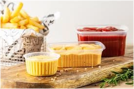 Kleine bakje saus  €1,50 en grote bakje saus  €3,-