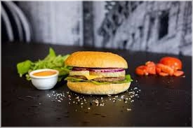 Geserveerd met brood,sla, komkommer, burger, gebakken en ui <br>Saus naar keuze: