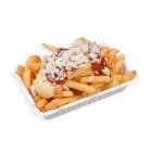 Met mayonaise , curry en gesnipperde ui