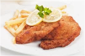 Geserveerd met frites of aardappelschijfjes en rauwkostsalade