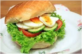 Met sla, komkommer, tomaat ,ham , kaas , gekookt ei en jamballasaus