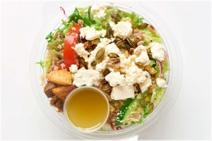 Geserveerd met rauwkostsalade sla,komkommer,tomaten, wortellen,uien, feta kaas en jamballasaus