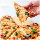 pizzasaus, kaas, gorgonzola, mozzarella, oregano