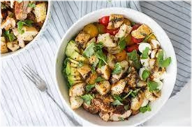 Geserveerd met rauwkostsalade sla,komkommer,tomaten, wortellen,uien, kip stukjes en jamballasaus